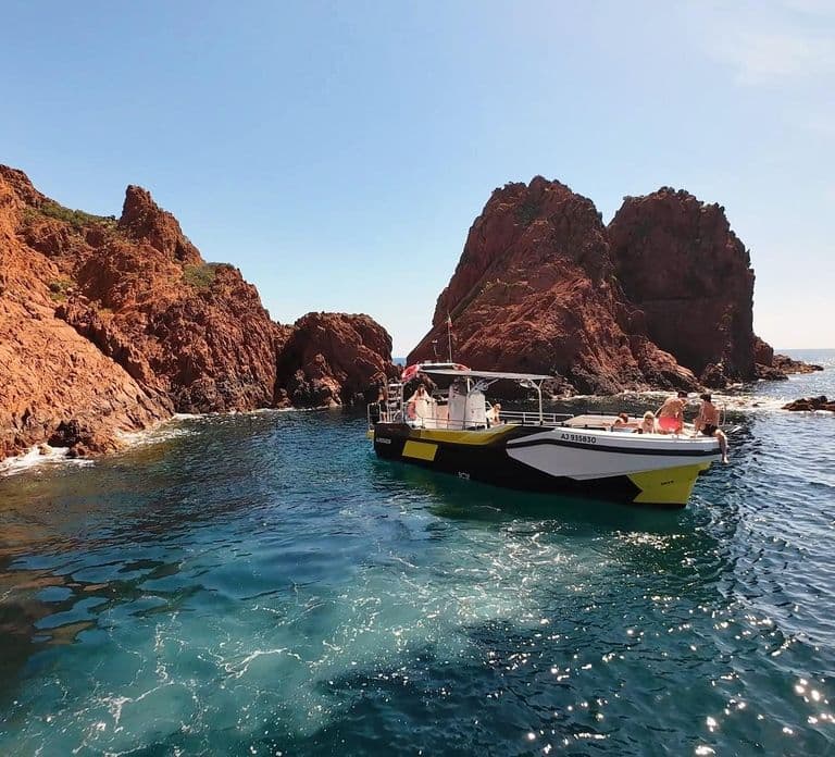 Fréjus: Cruzeiro pelas Calanques de Estérel (Barco Confortável) + Parada para Nado