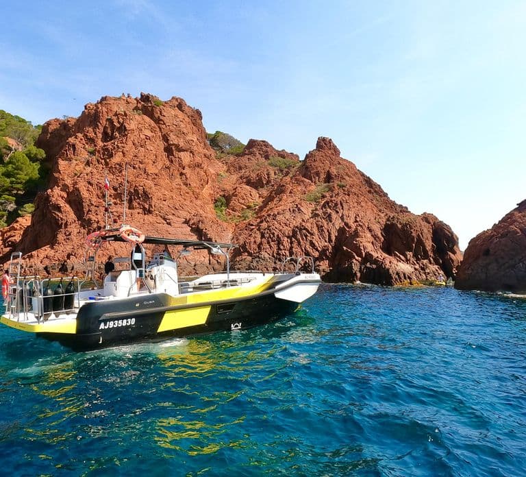 Fréjus: Rejs po Esterel Calanques (komfortowa łódź) + przystanek na pływanie