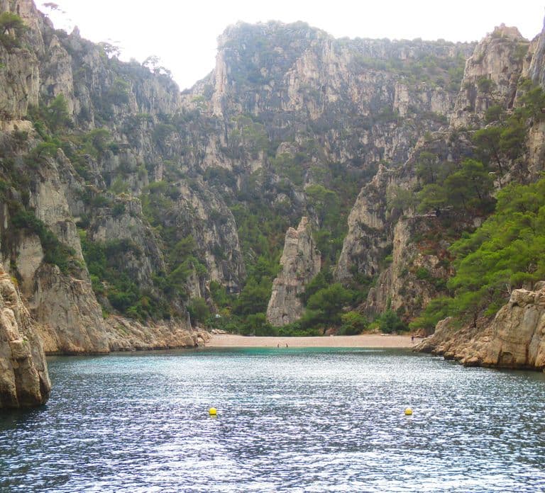 From Bandol: Visit the 7 calanques of Cassis & Marseille (2.5 hours at sea)