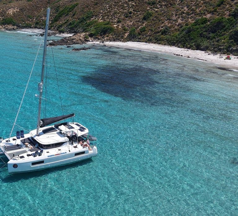 L'Île-Rousse, Corsica: Escursione in catamarano con aperitivo al tramonto ad Agriates