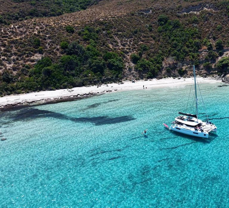 L'Île-Rousse, Corsica: Escursione in catamarano con aperitivo al tramonto ad Agriates