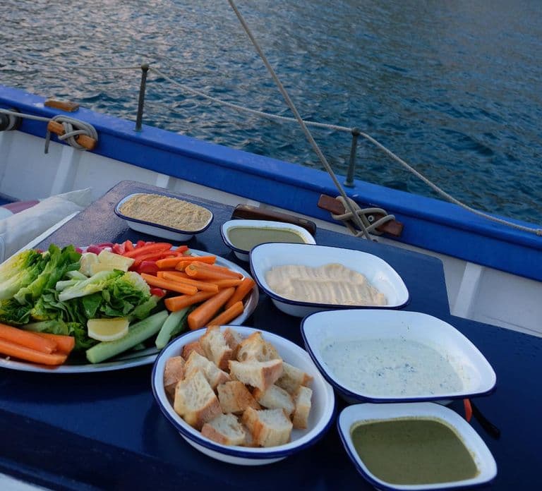 Marseille: Segeln bei Sonnenuntergang, Buffet und Wein