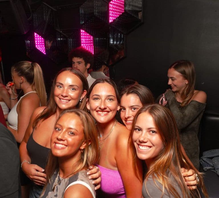 Nizza: Pub Crawl di 4 Bar + Ingresso VIP in Discoteca & 5 Shot in Omaggio
