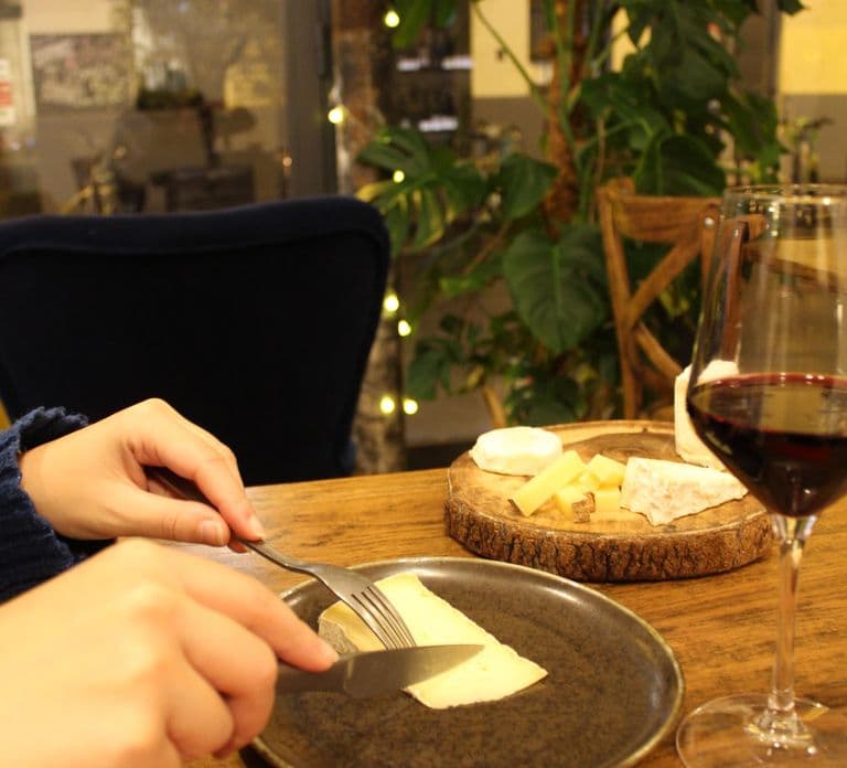 Parigi: Degustazione guidata di vini e formaggi francesi