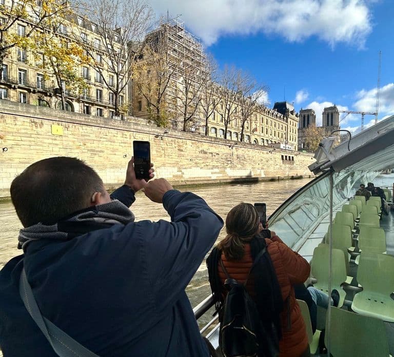 Paris: Hop-On Hop-Off Seine Cruise Pass with 9 Stops