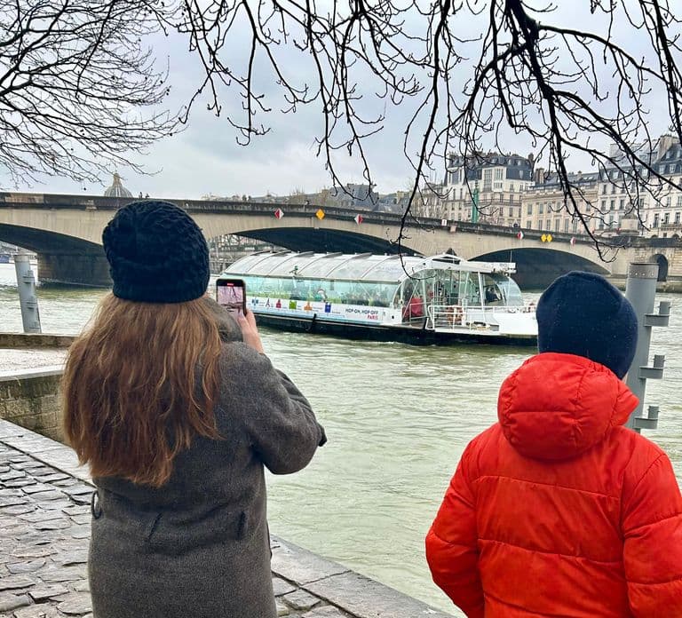 Paris: Hop-On Hop-Off Seine Cruise Pass with 9 Stops