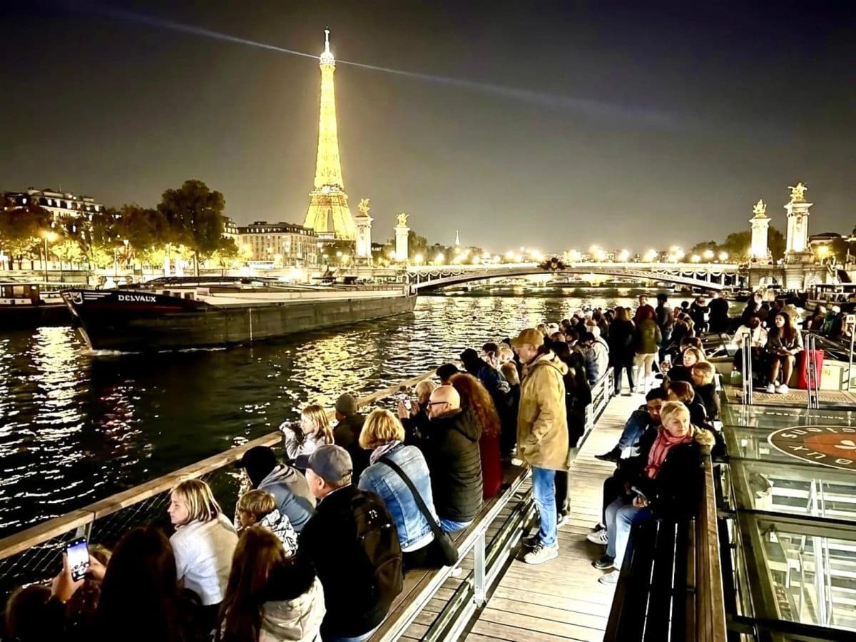 Paris: Illuminated Evening River Cruise & Waffle Tasting