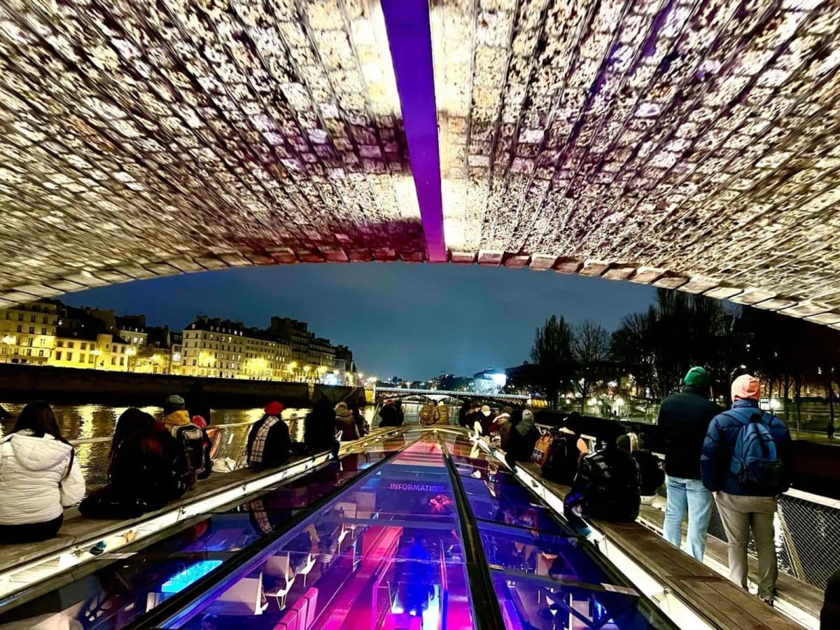 Paris: Illuminated Evening River Cruise & Waffle Tasting