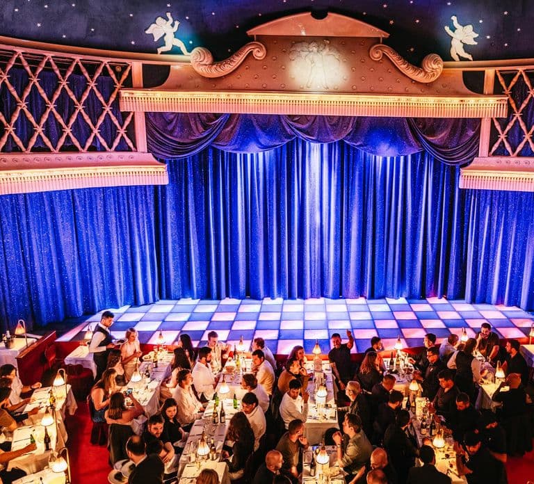 Parigi: Spettacolo di cabaret al La Nouvelle Eve con Champagne