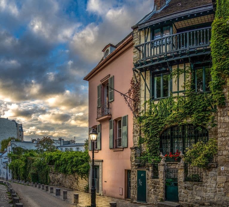 Paris: Montmartre Highlights Walking Tour with a Local Guide