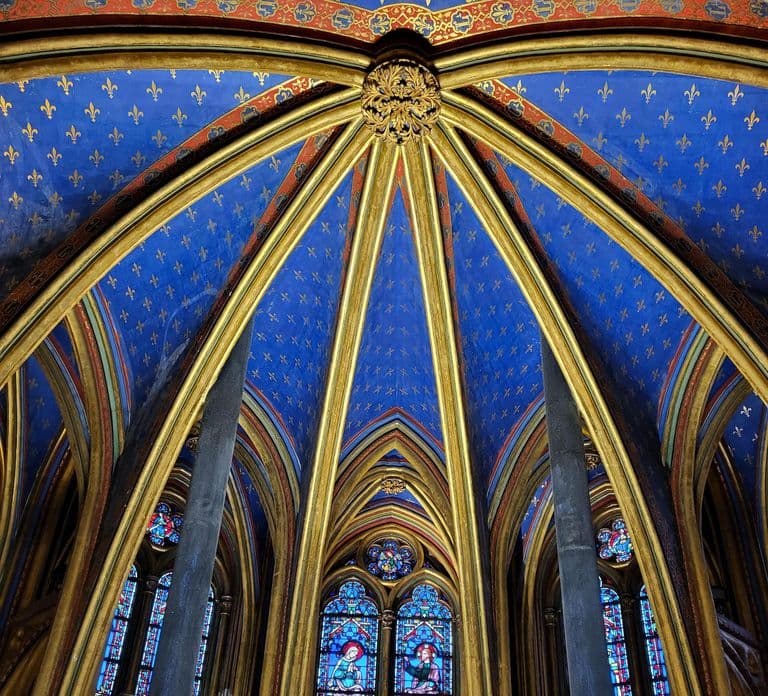 Paris: Notre Dame Exterior Walking Tour with Sainte Chapelle