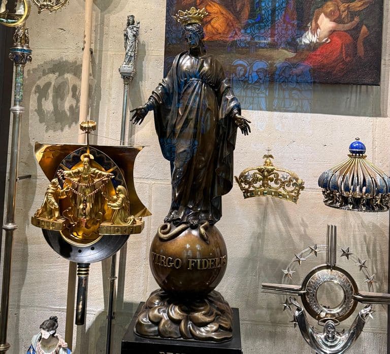 Paris: Notre-Dame Interior & Treasury: Certified Guided Tour