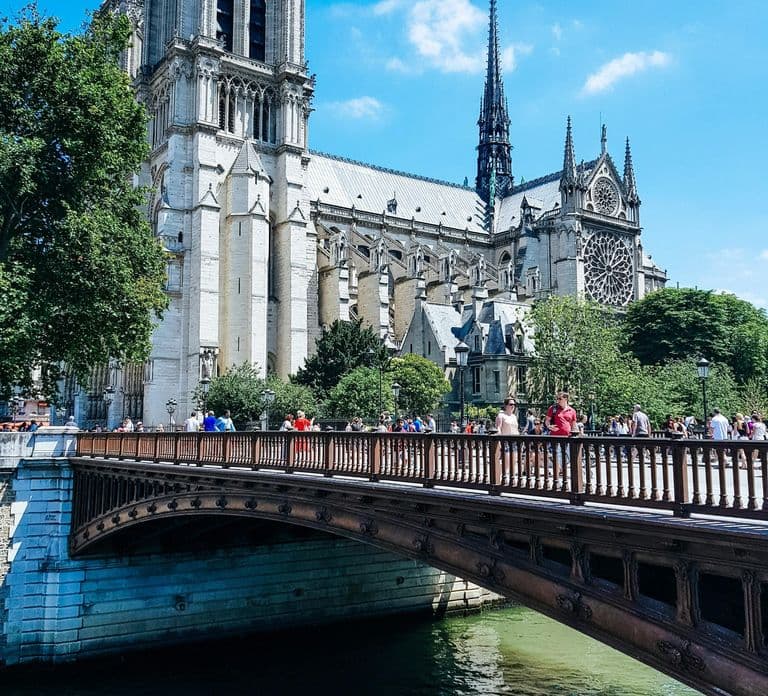 Paris: Notre-Dame Professional Guided Tour with Free Entry