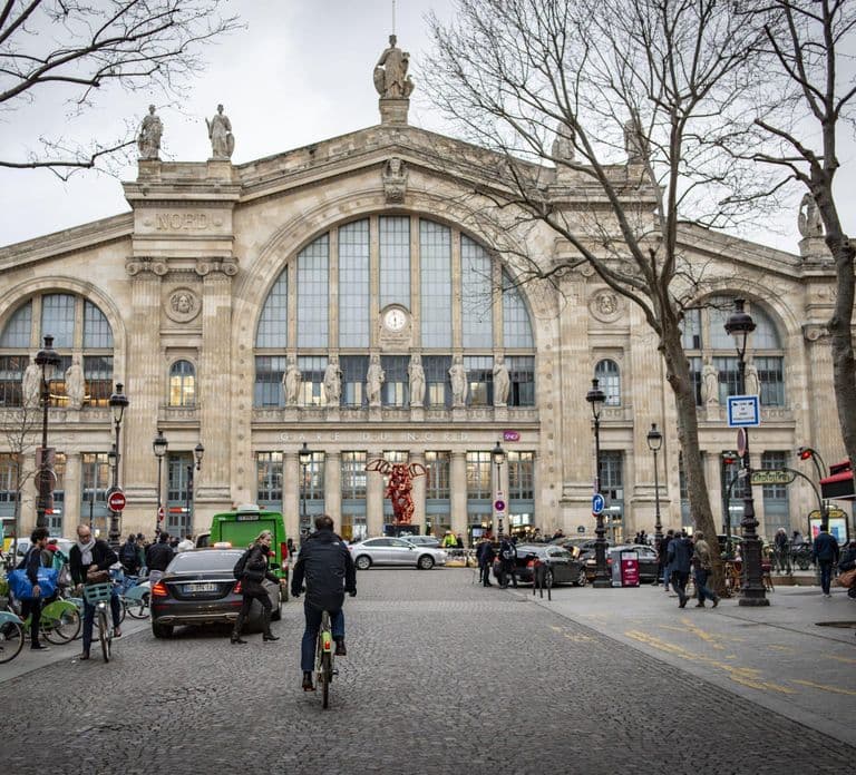 Paris: Private 1-Way Train Station to Hotel Transfer