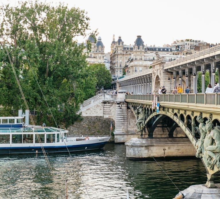 París: Crucero con cena y vistas panorámicas del río Sena
