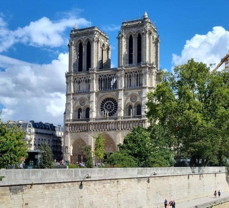 Parigi: Tour guidato per piccoli gruppi all'interno di Notre-Dame (massimo 5 persone)