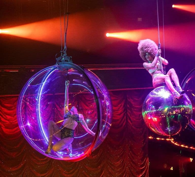 Paris: VIP Dinner and Cabaret Show at Paradis Latin