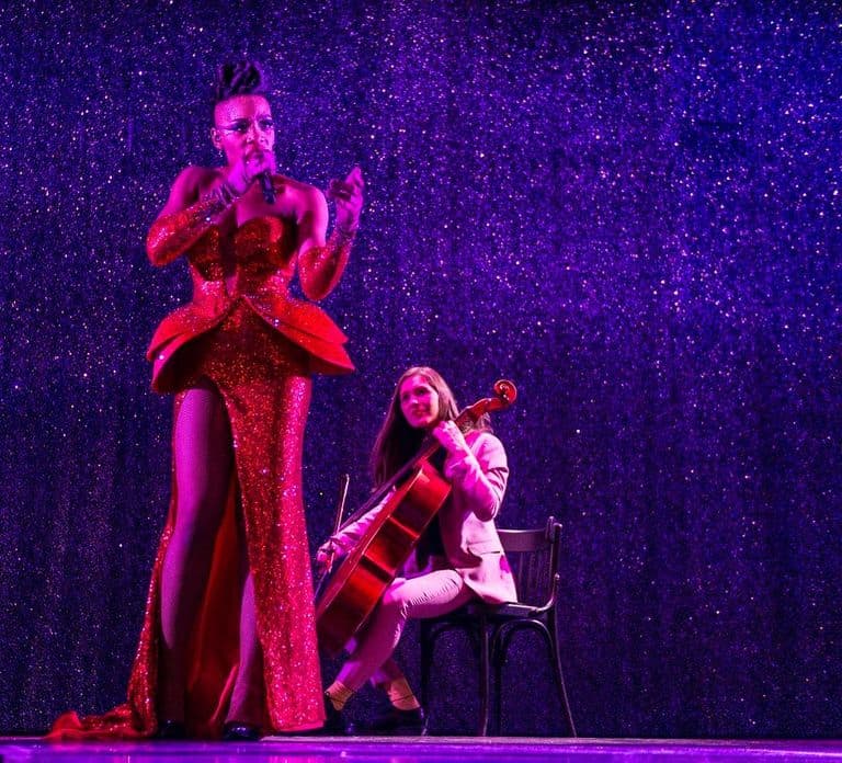 Paris: VIP Dinner and Cabaret Show at Paradis Latin