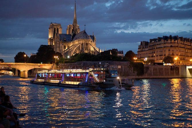 Croisière sur la Seine et spectacle au Moulin Rouge avec champagne et transferts retour