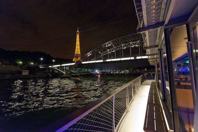 Croisière sur la Seine et spectacle au Moulin Rouge avec champagne et transferts retour