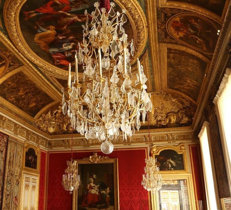Versailles: Tour of the Palace with Gardens & Trianon Option