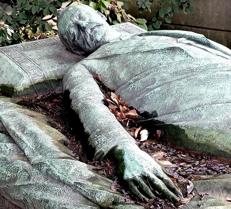 Kto zabił Victora? Gra typu escape game na cmentarzu Père Lachaise
