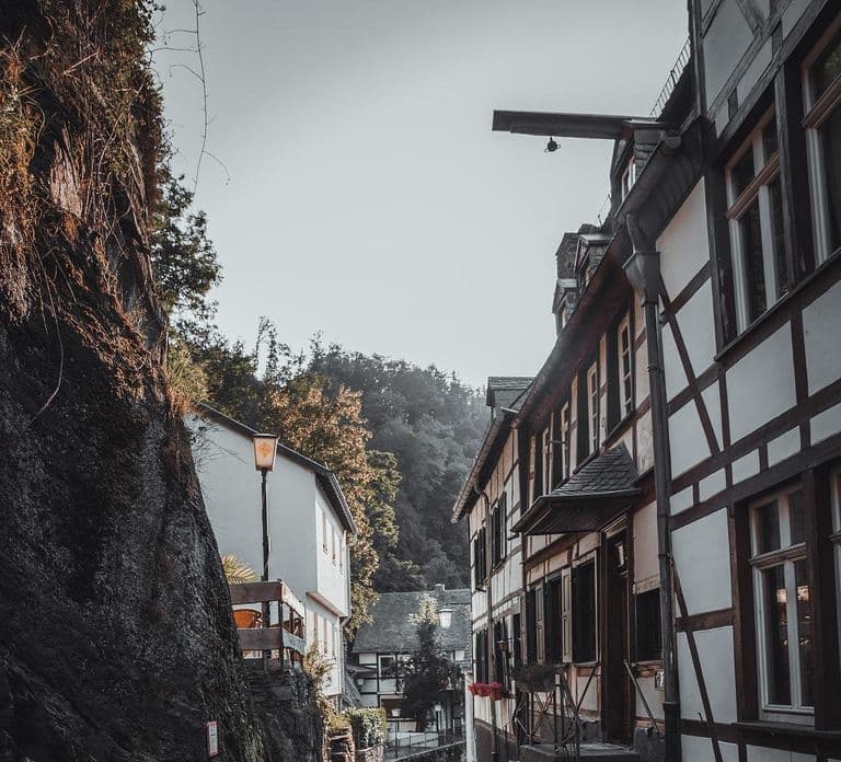 Tour privato della città di Monschau con visita alla Red House e al castello