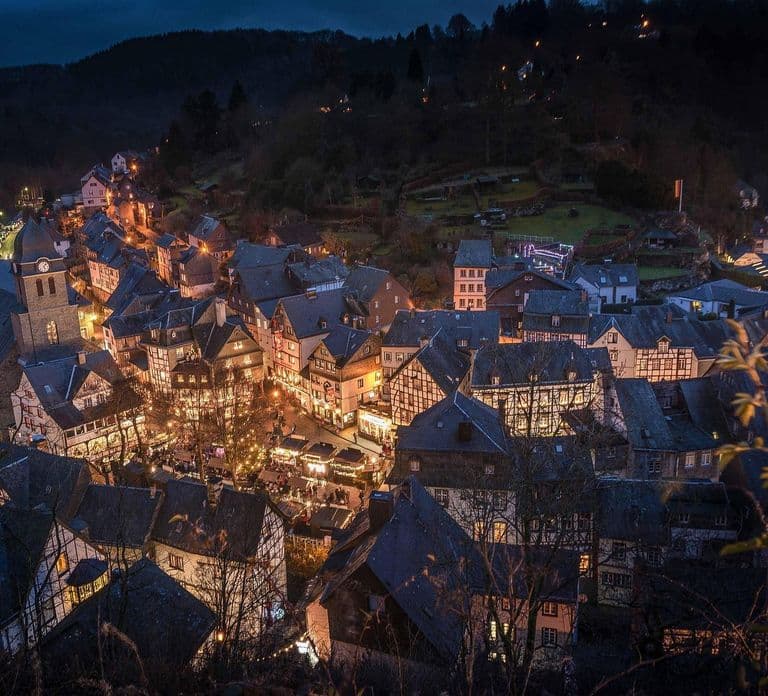 Tour privato della città di Monschau con visita alla Red House e al castello