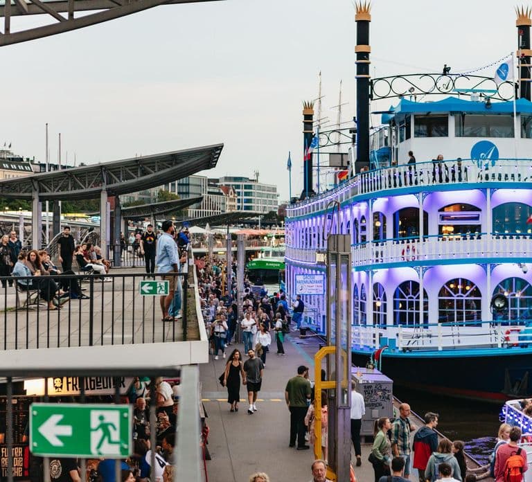 Hamburg: 1-stündige abendliche Lichterfahrt durch den Hafen