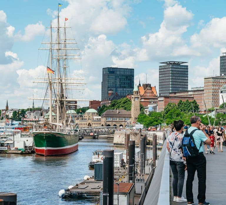 Hamburg: 1-stündige Hafenrundfahrt mit HafenCity