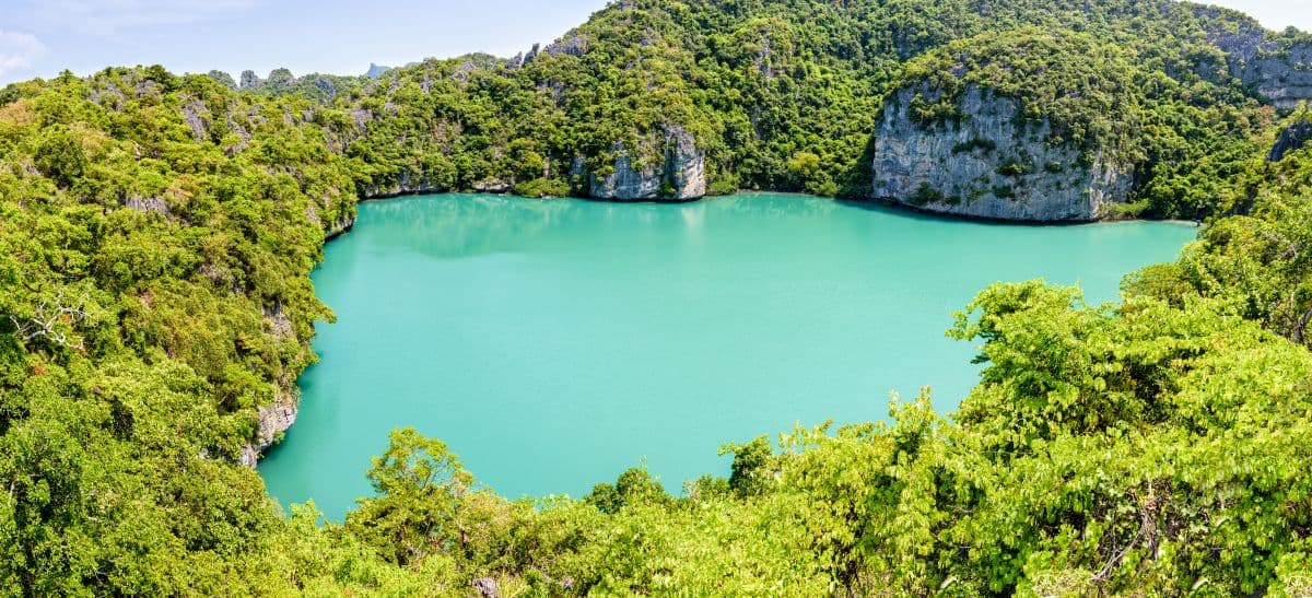 Dołącz do wycieczki do Parku Narodowego Angthong Marine National Park i skorzystaj z kajaków na dużej łodzi z Koh Samui