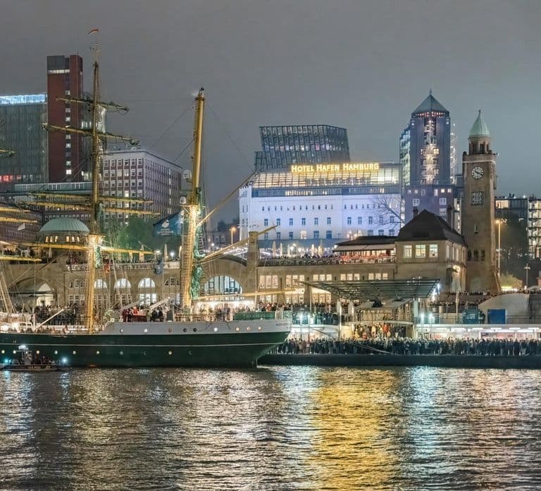 Hamburg: 1.5-Hour Evening Lights Harbour Cruise on a Ship