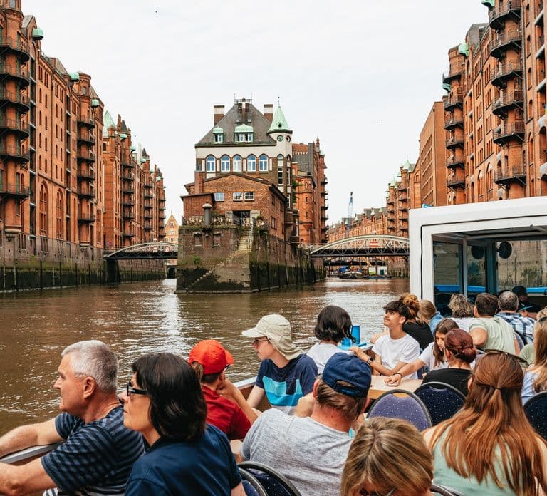 Hamburg: 2-Hour XXL Port of Hamburg Cruise Tour