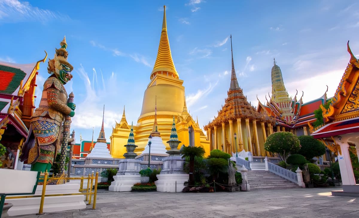 Nehmen Sie an der Bangkok Grand Palace und Emerald Buddha Tour teil: Treffpunkt Tha Chang Fähranleger