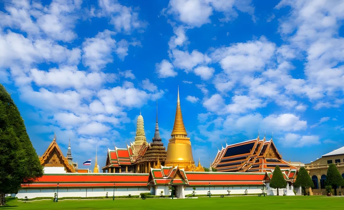 Nehmen Sie an der Bangkok Grand Palace und Emerald Buddha Tour teil: Treffpunkt Tha Chang Fähranleger
