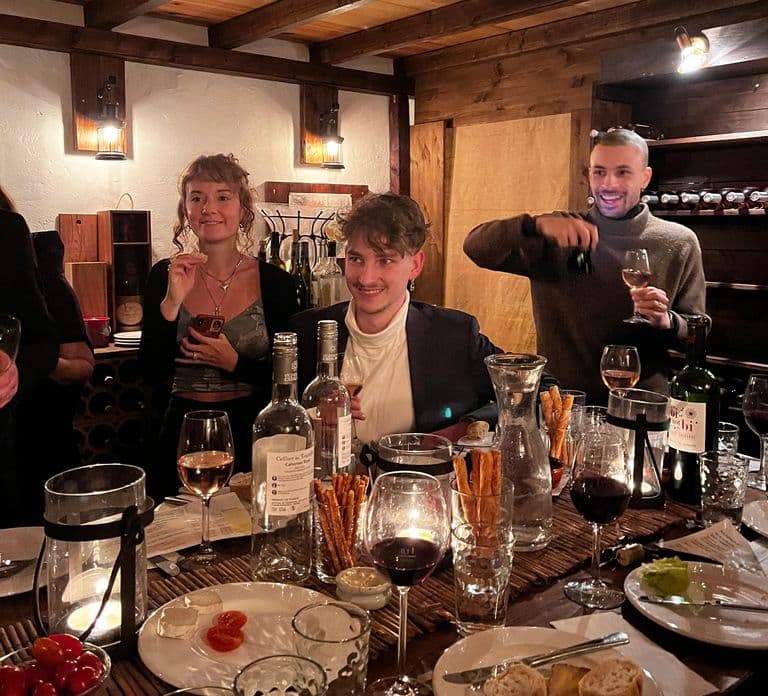 Cologne-Nippes: Gourmet wine tasting with cheese platter