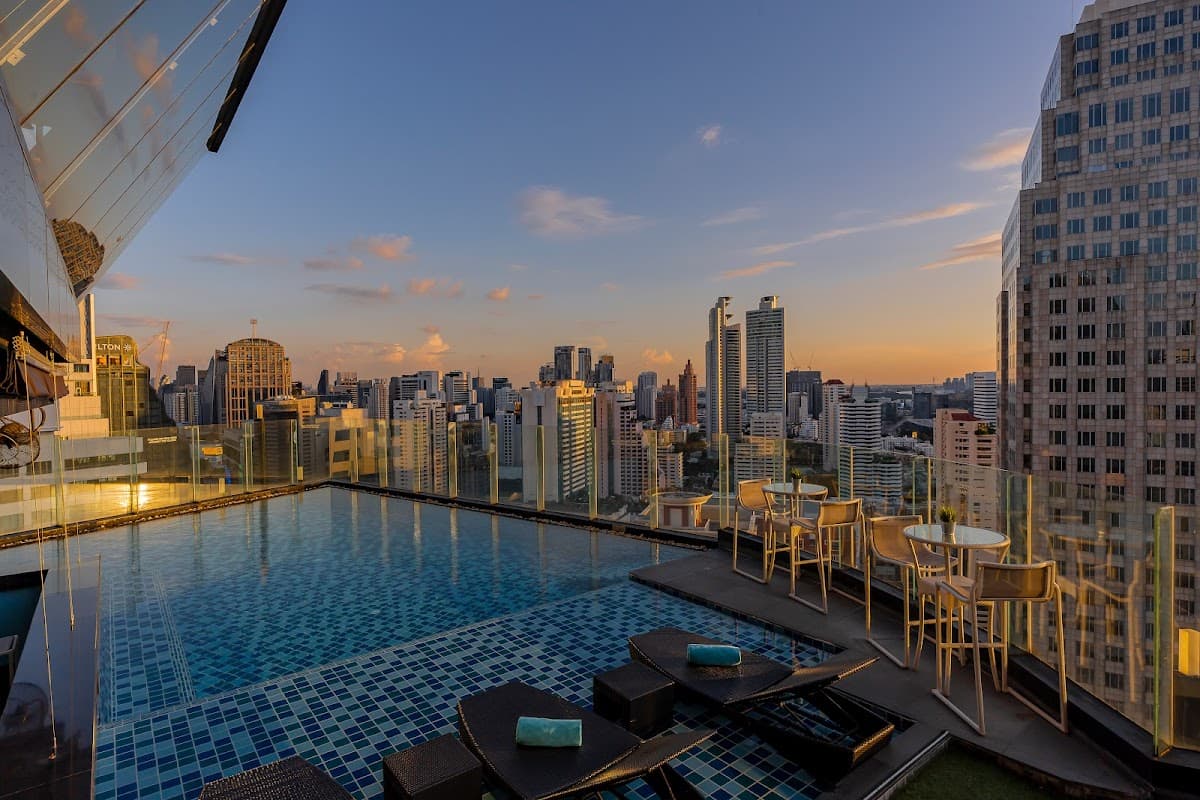 The Continent Hotel 스테이케이션