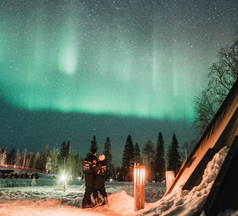 Rovaniemi: Snowtrain to Northern Lights Camp