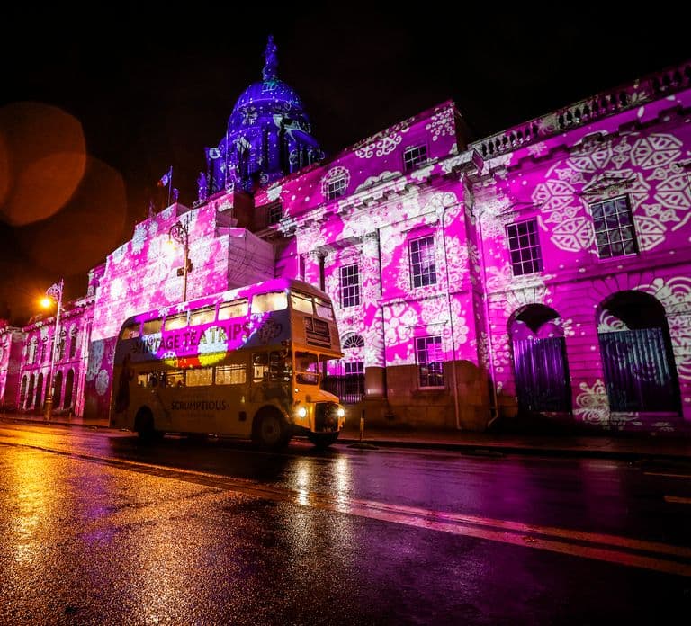 Dublin: Passeio de Ônibus Festivo das Luzes de Natal com Chá da Tarde