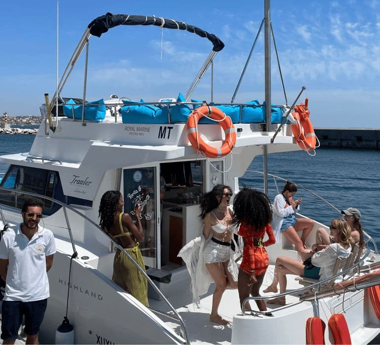 Lisboa: Passeio Privado de Catamarã de Luxo com Bebida de Boas-vindas
