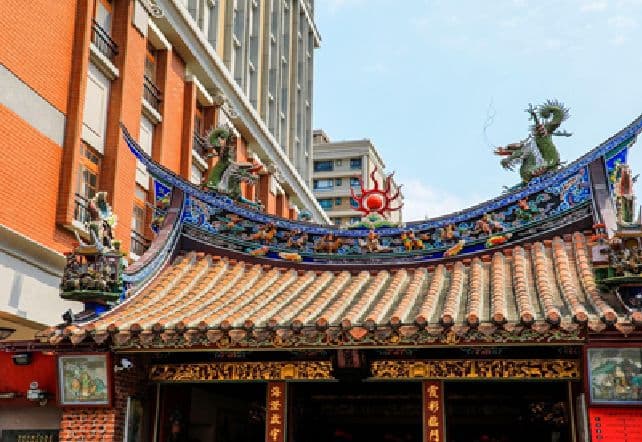 A Walk Through Time Dadaocheng Walking Tour (大稻埕走讀)