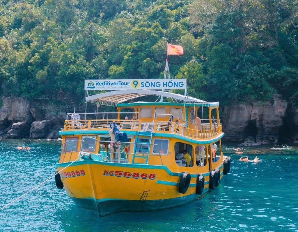 Discovery 2 Island by Boat