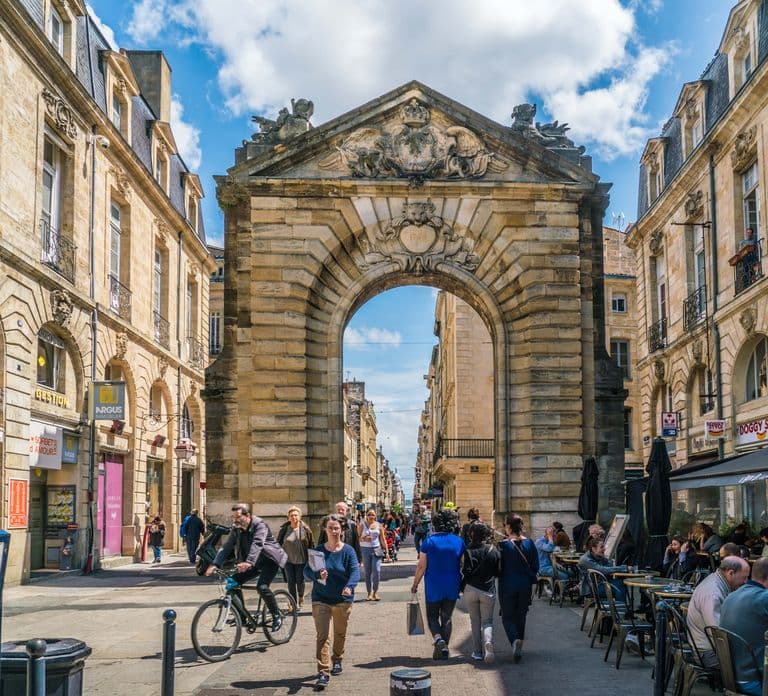 Bordeaux: Food Walking Tour with Full Meal and Wine