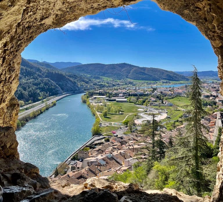 Vertigo hike: the Trou de l'Argent cave from Sisteron