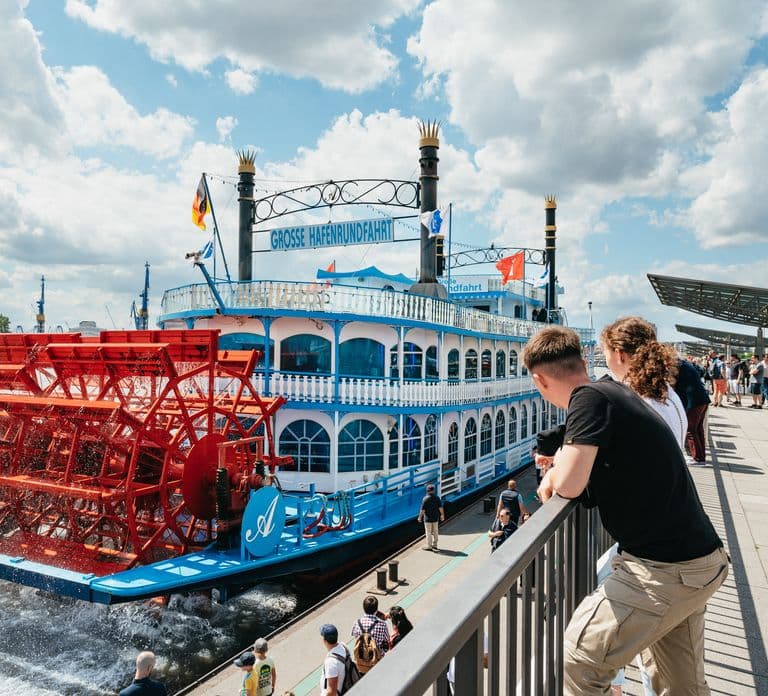 Hamburg: 1-Hour Harbor Sightseeing Cruise with HafenCity