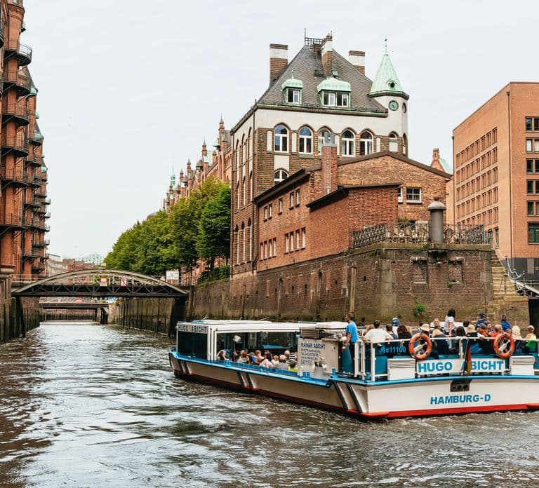 Hamburg: 2-Hour XXL Port of Hamburg Cruise Tour