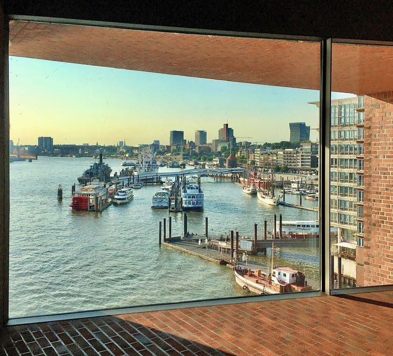 Hamburg: Elbphilharmonie Plaza, Highlights & Surroundings